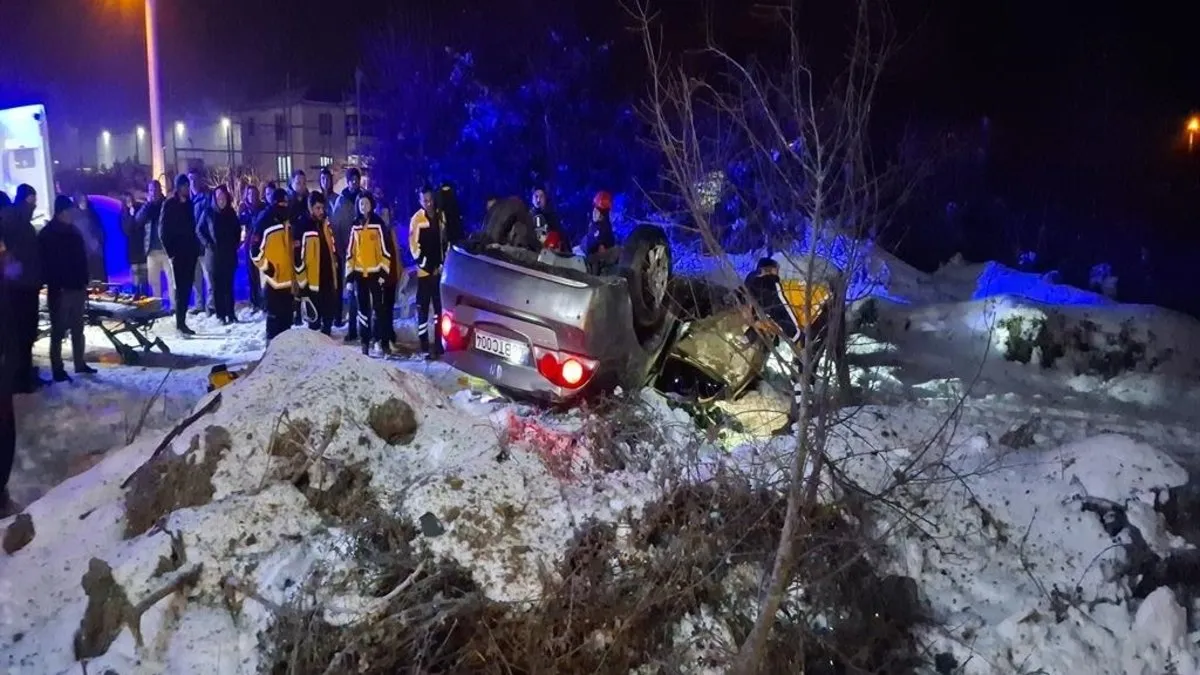 Düzce’de araç buzlu yolda takla attı 2 yaralı